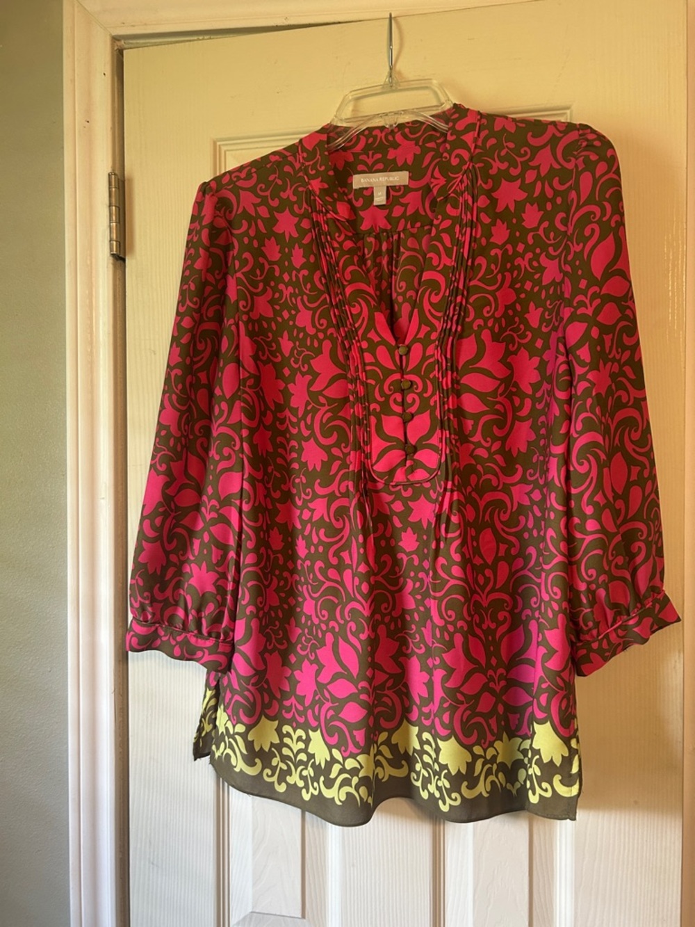 🐝2/$16🐝 Banana Republic pink green blouse pintuck